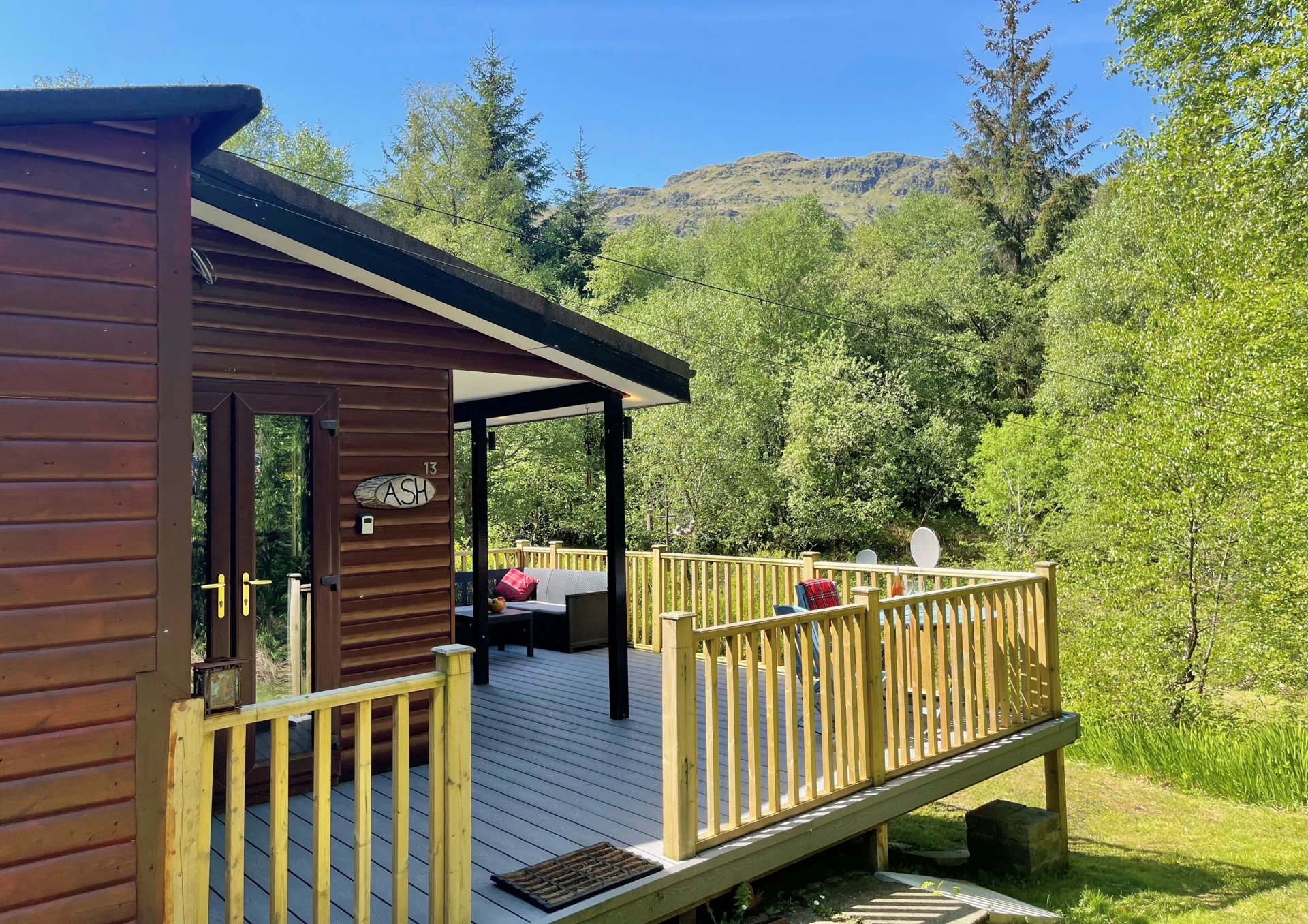 Ash Lodge with hot tub Image 1