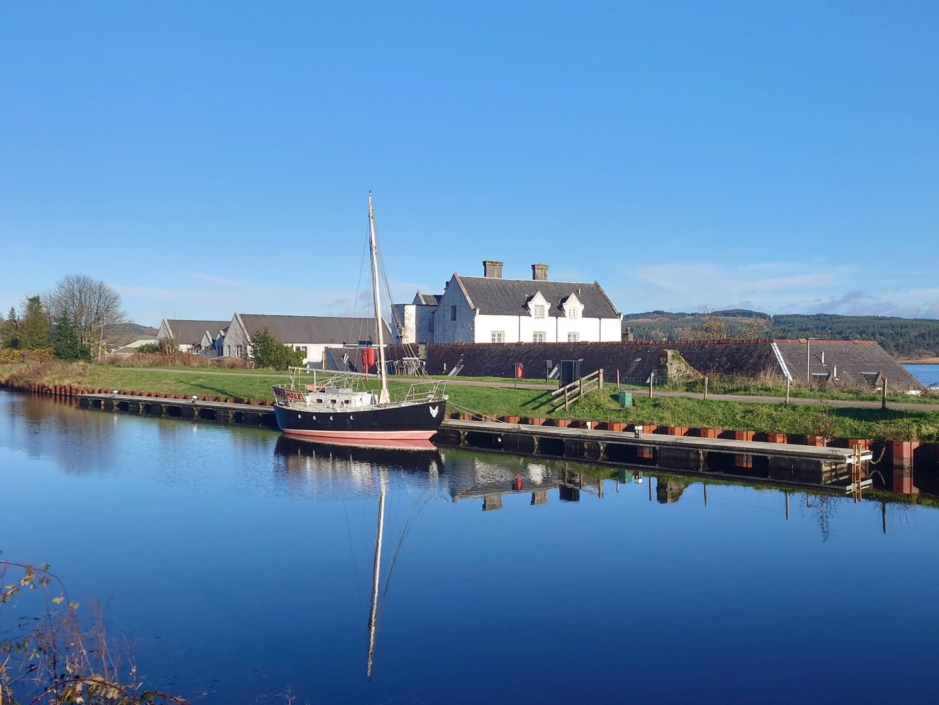 Background image - crinan_canal__ardrishaig_heathery_heights.jpg