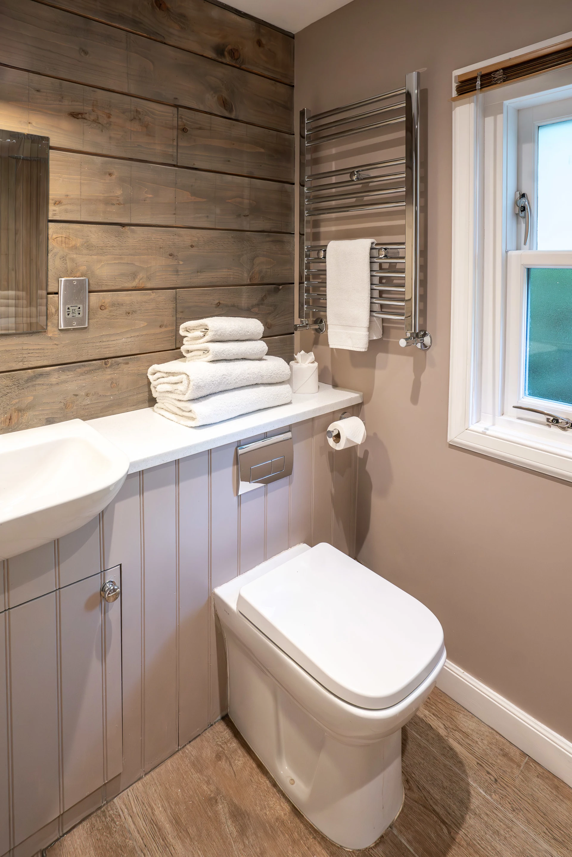 26 05 Kilchrenan Inn Room 5 (Web Optimised) (C) Hannah Goldsmith 12