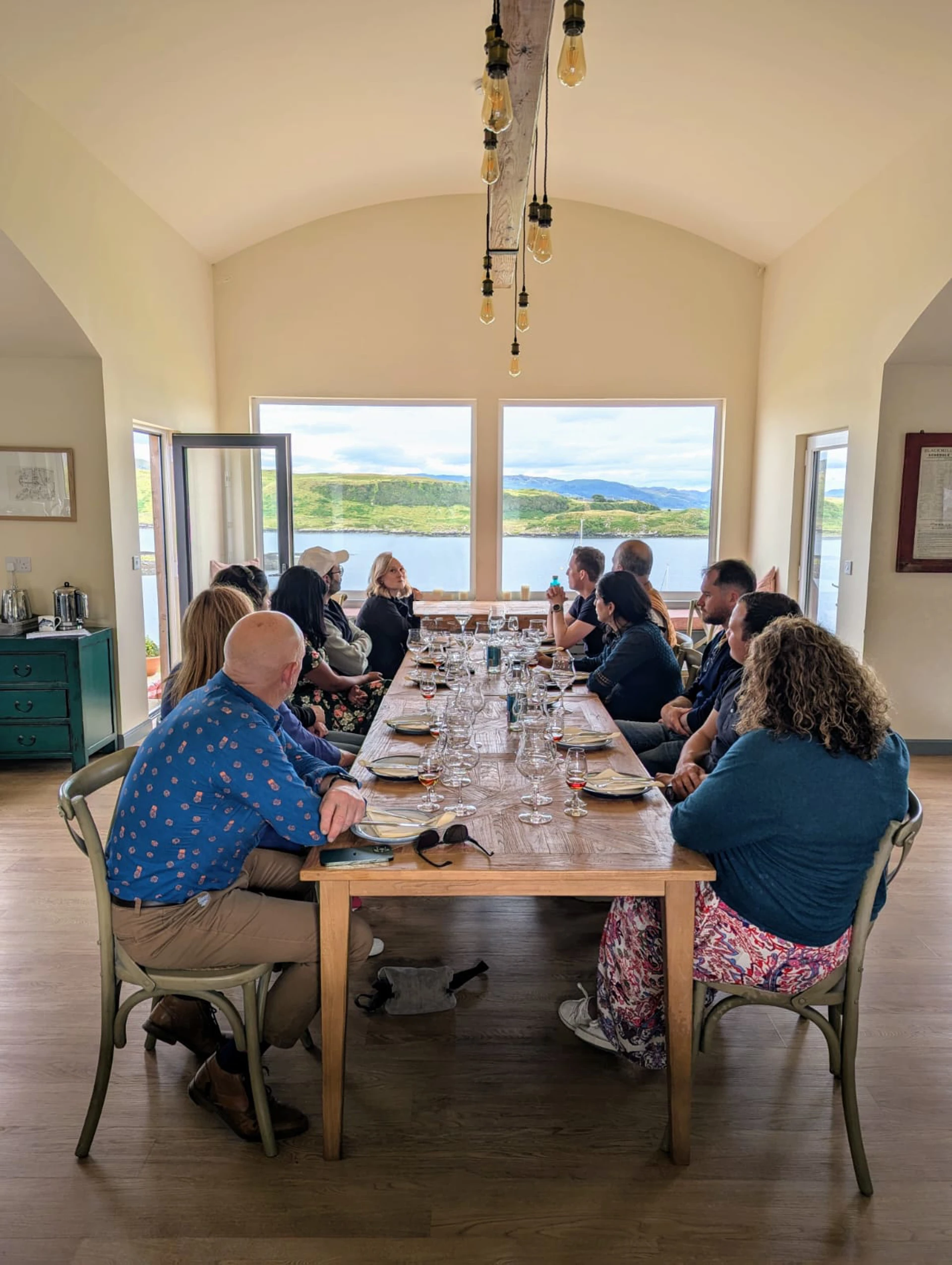 guests_enjoying_a_whisky_tasting_at_wildluing.jpg