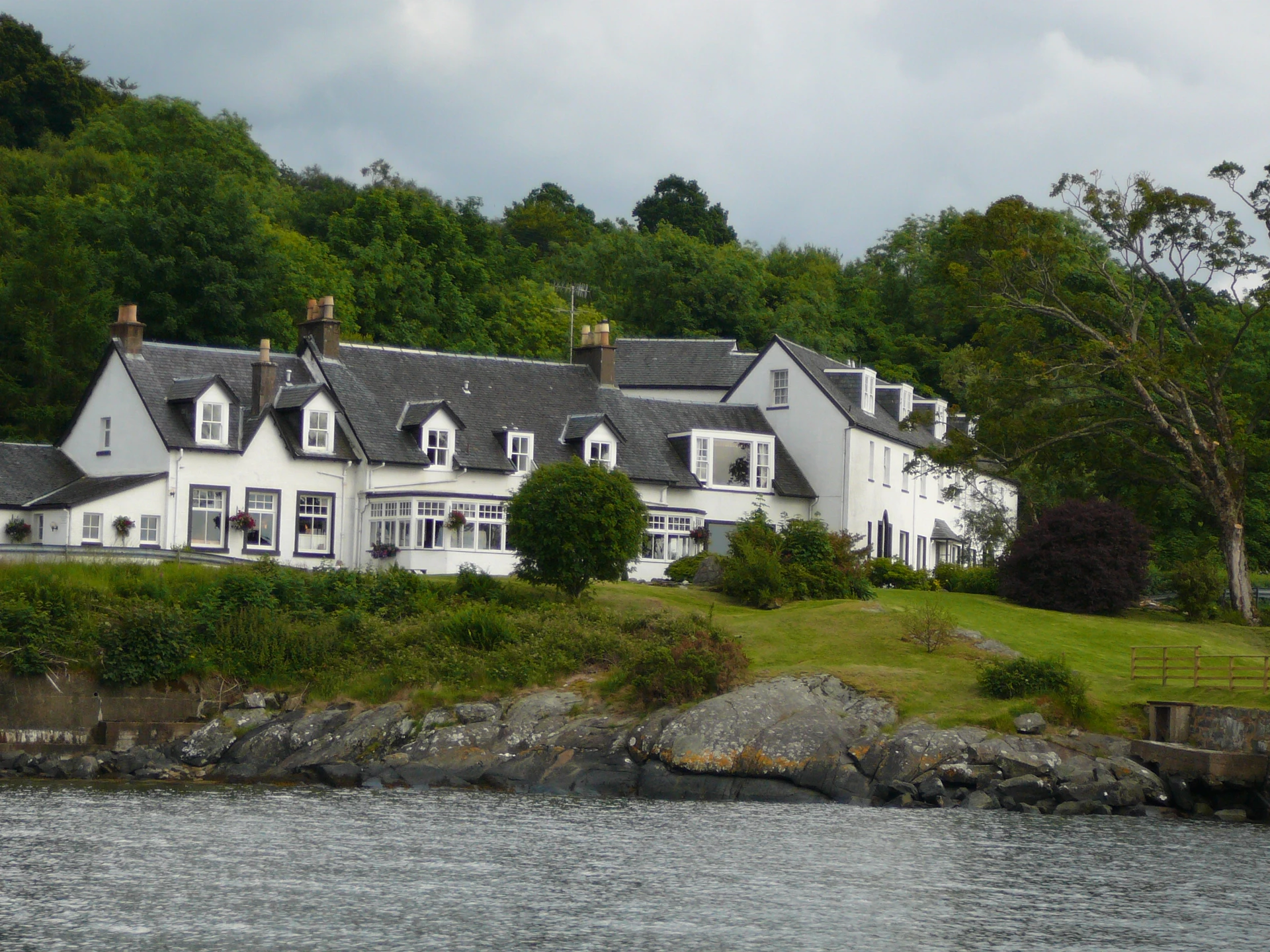 hotel_from_the_loch_1.jpg