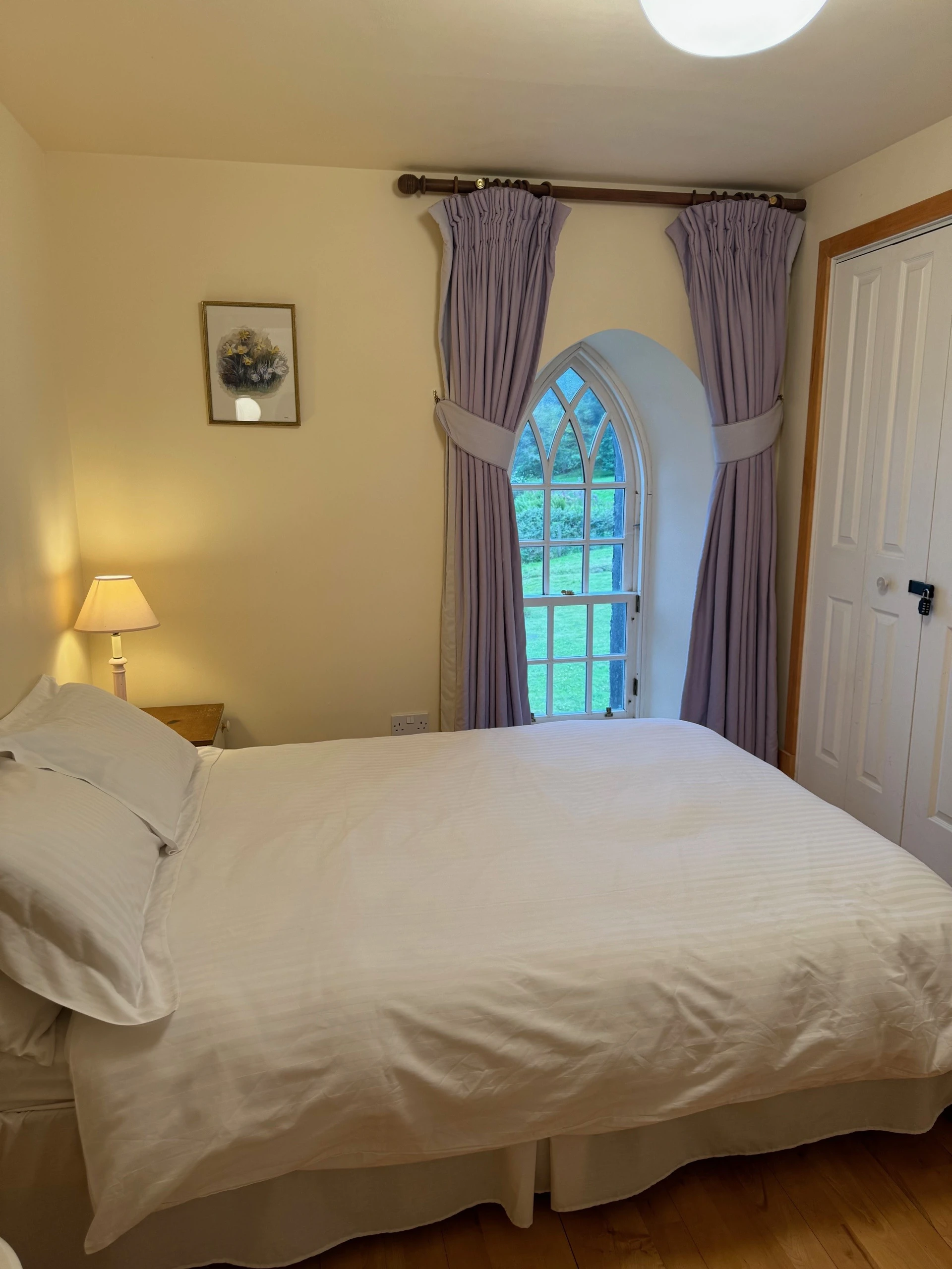 upstairs_bedroom_1.jpg