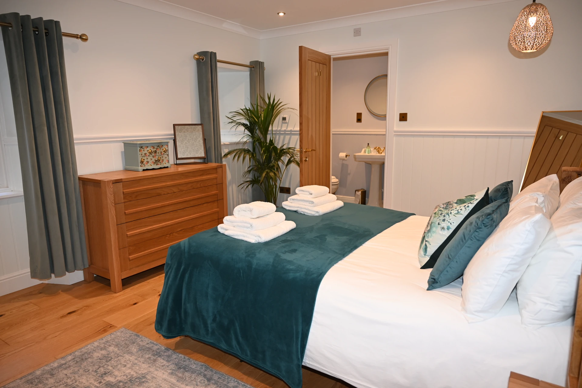 blane_cottage_teall_bedroom_-_king_sized_bed_with_ensuite.jpg