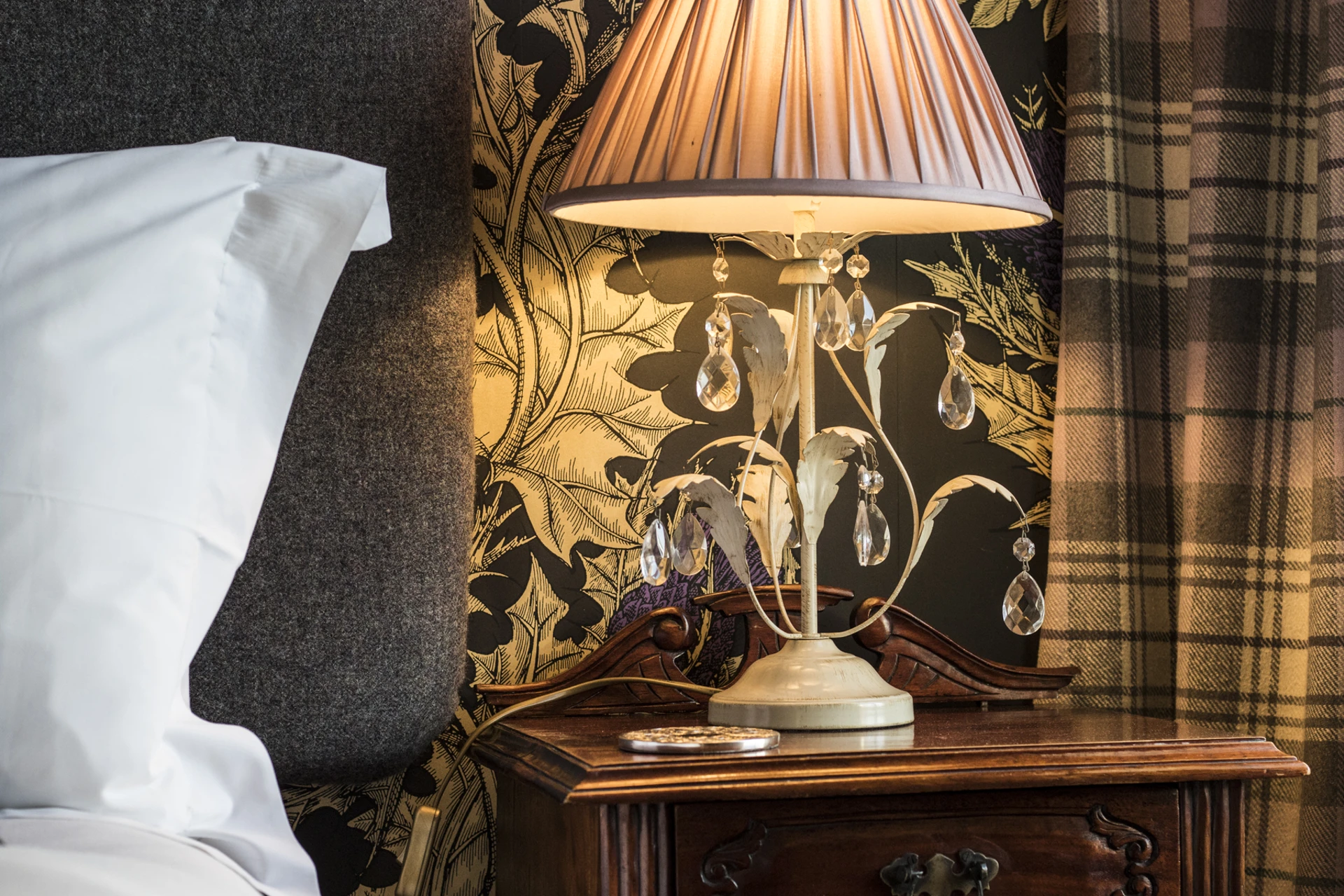 room_2_lamp_close_up.jpg