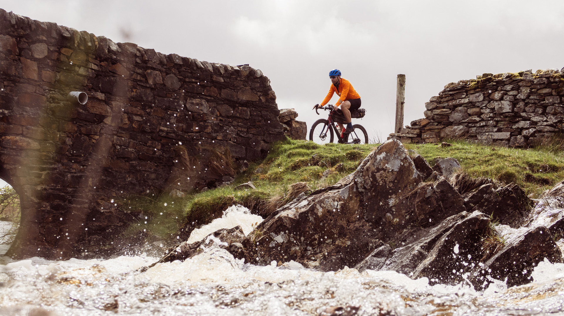 Background image - IMG 7183_Cyclist alongside water