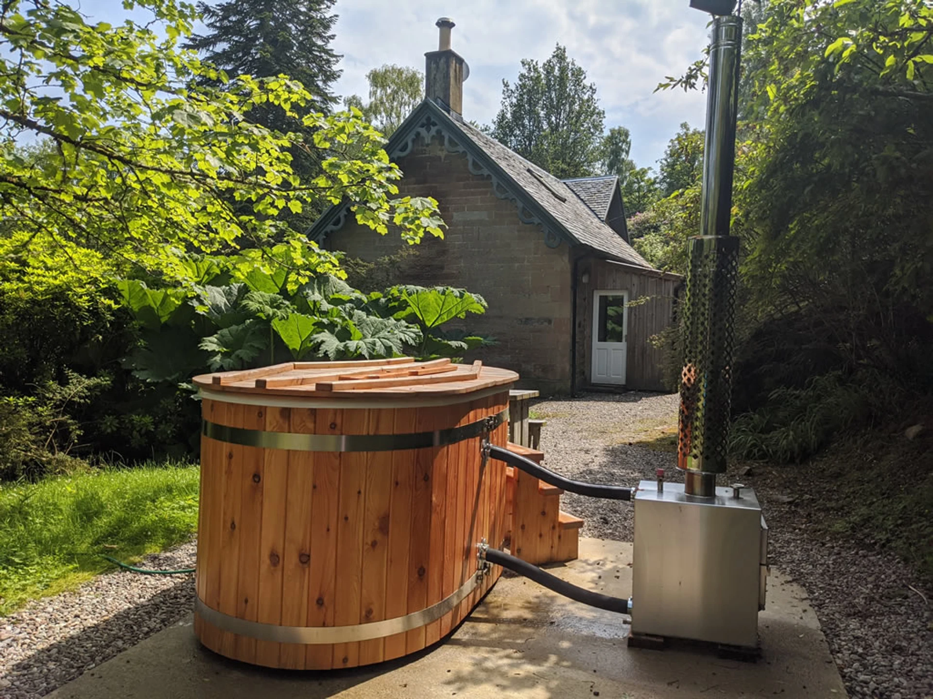 garden_cottage_hot_tub_web.jpg
