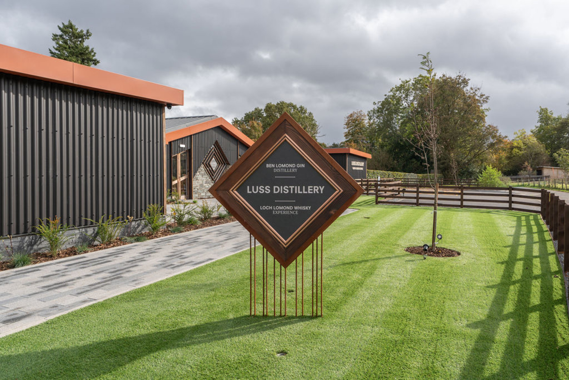 Background image - luss_distillery.jpg