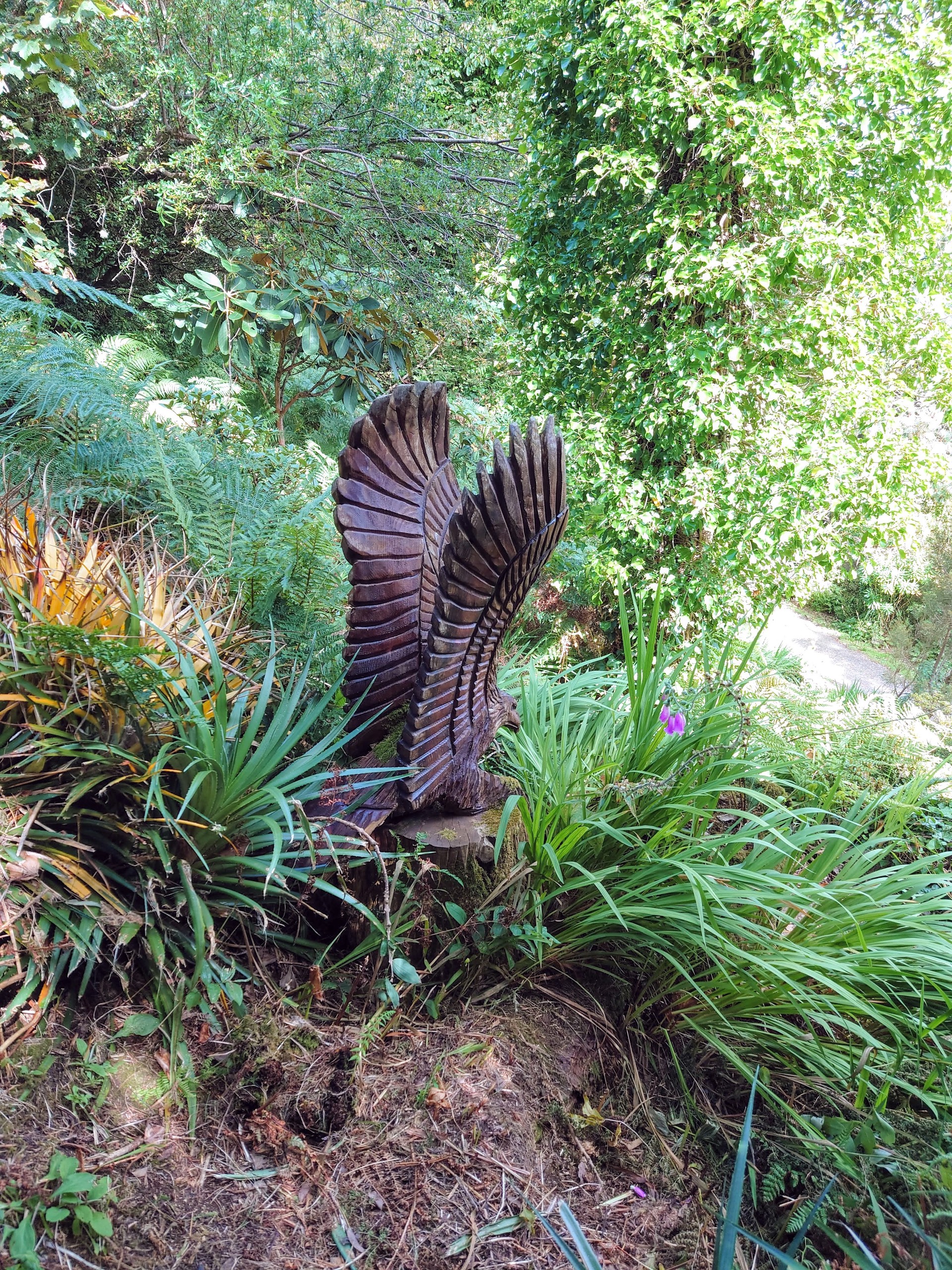 Background image - Heathery Heights Achamore Gardens Eagle Carving
