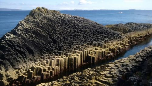 Staffa's hexagonal shaped columns © Turus Mara