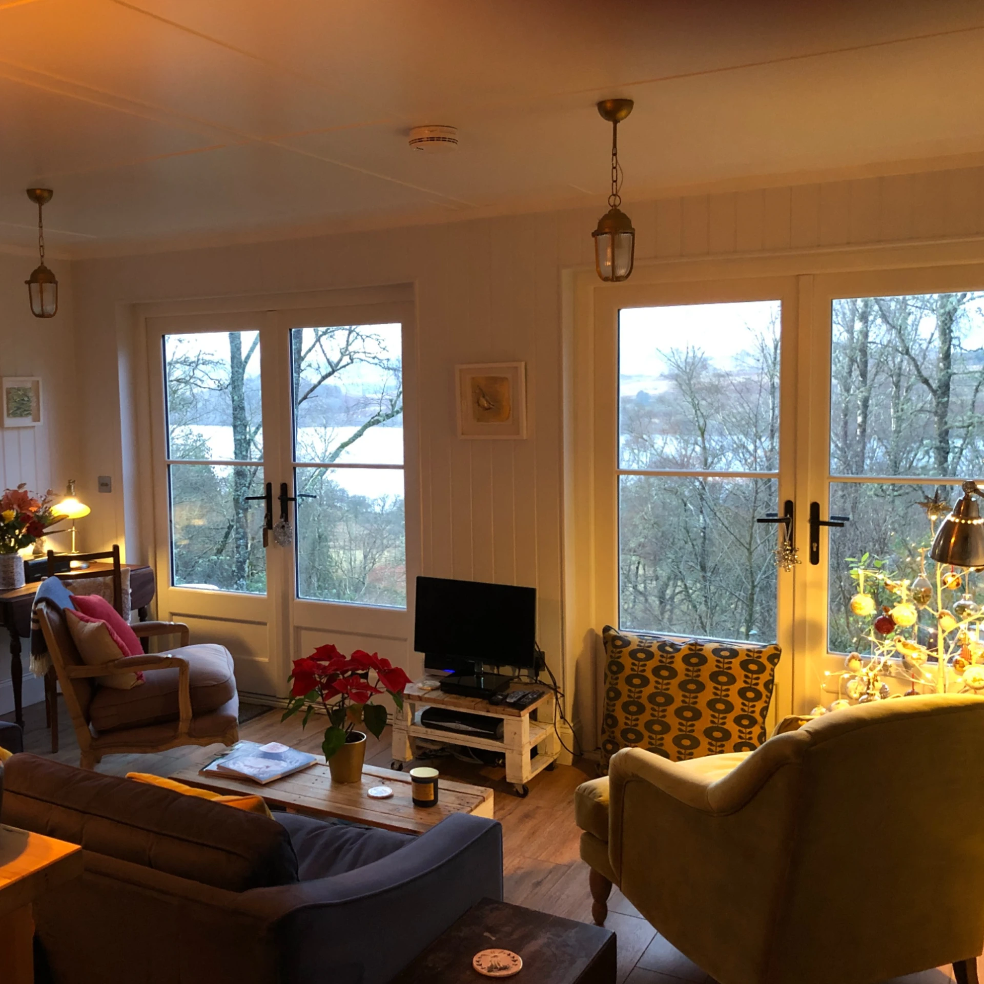 bluecottage_lounge_square.jpg