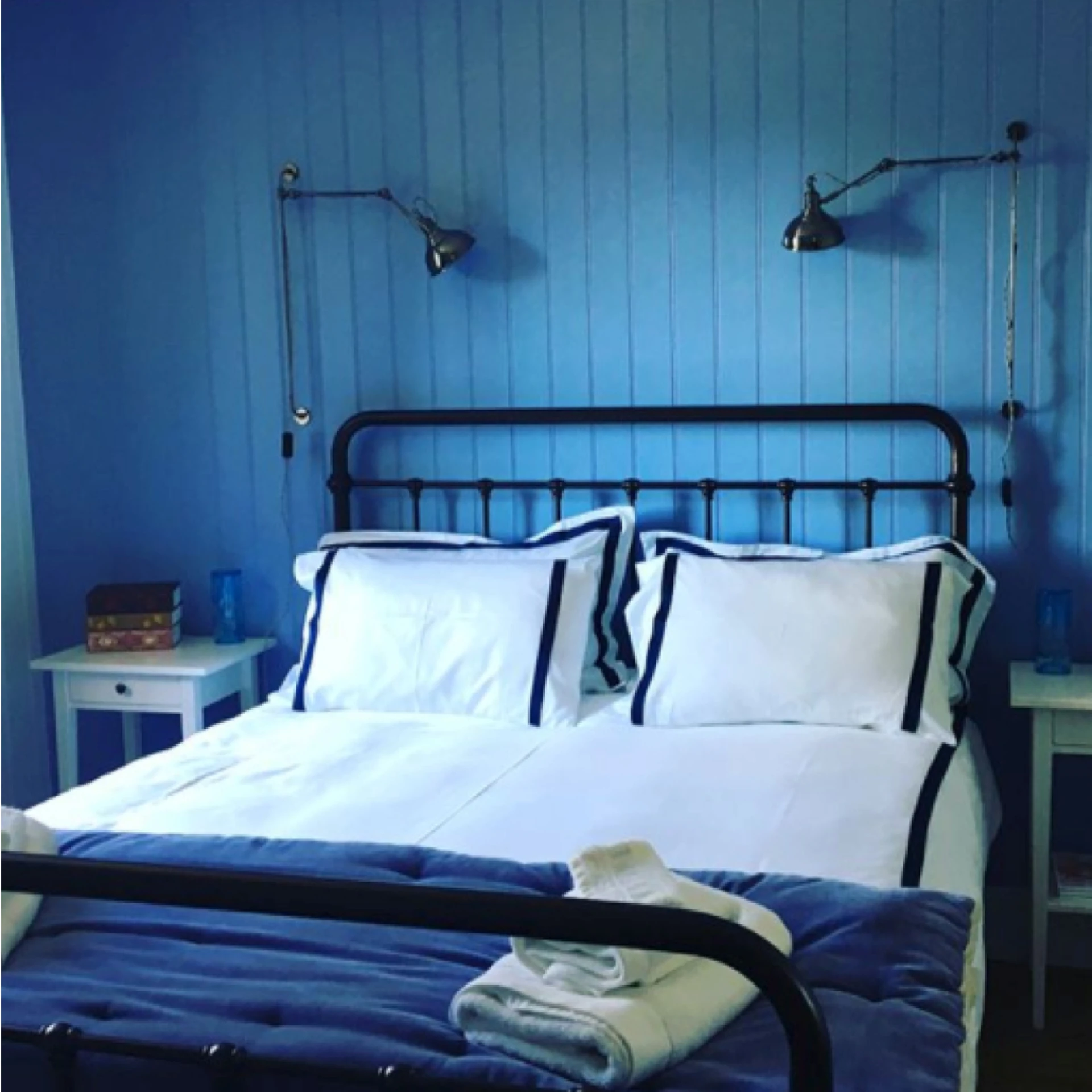 bluecottage_bed1.jpg