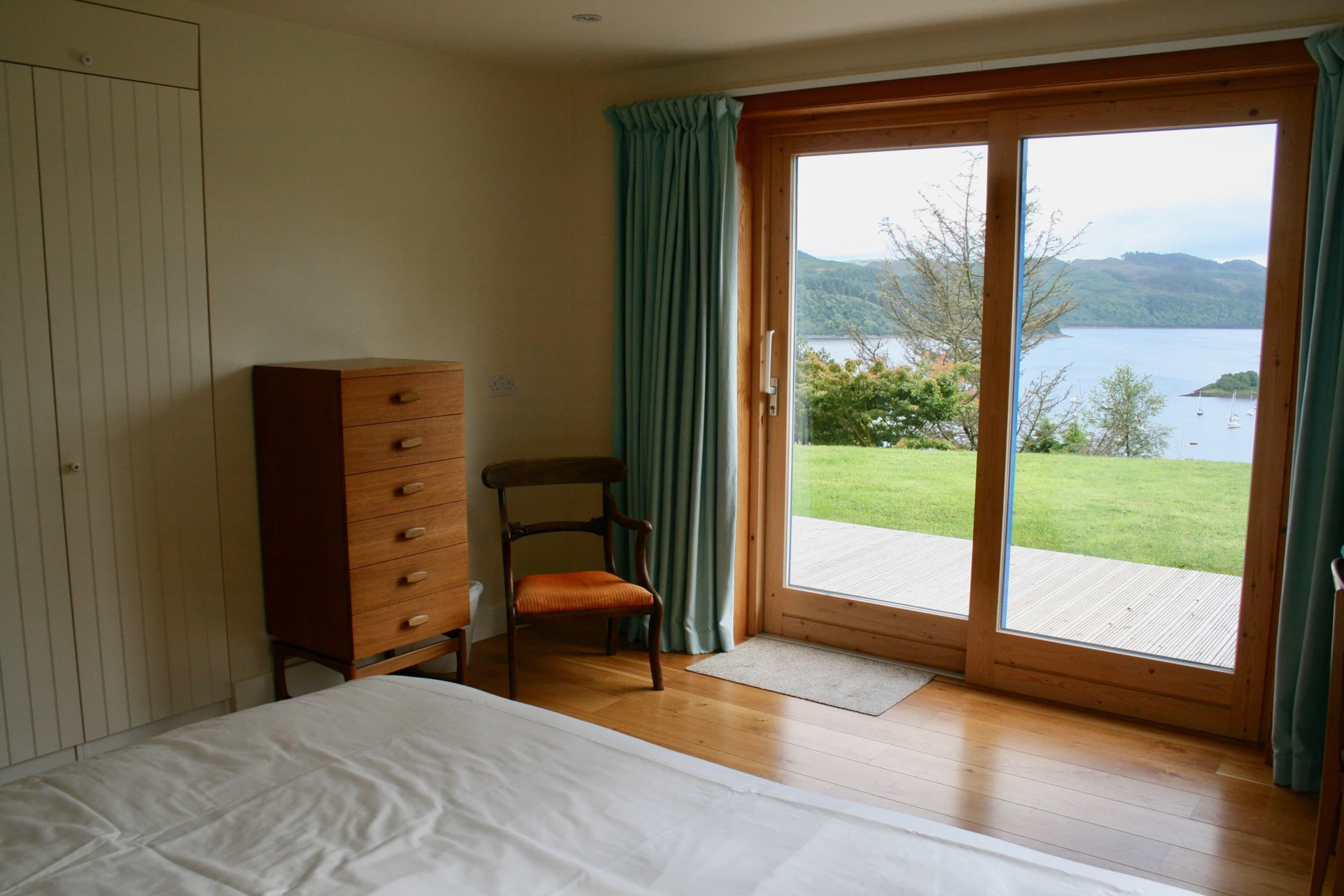 1st_bedroom6.jpg