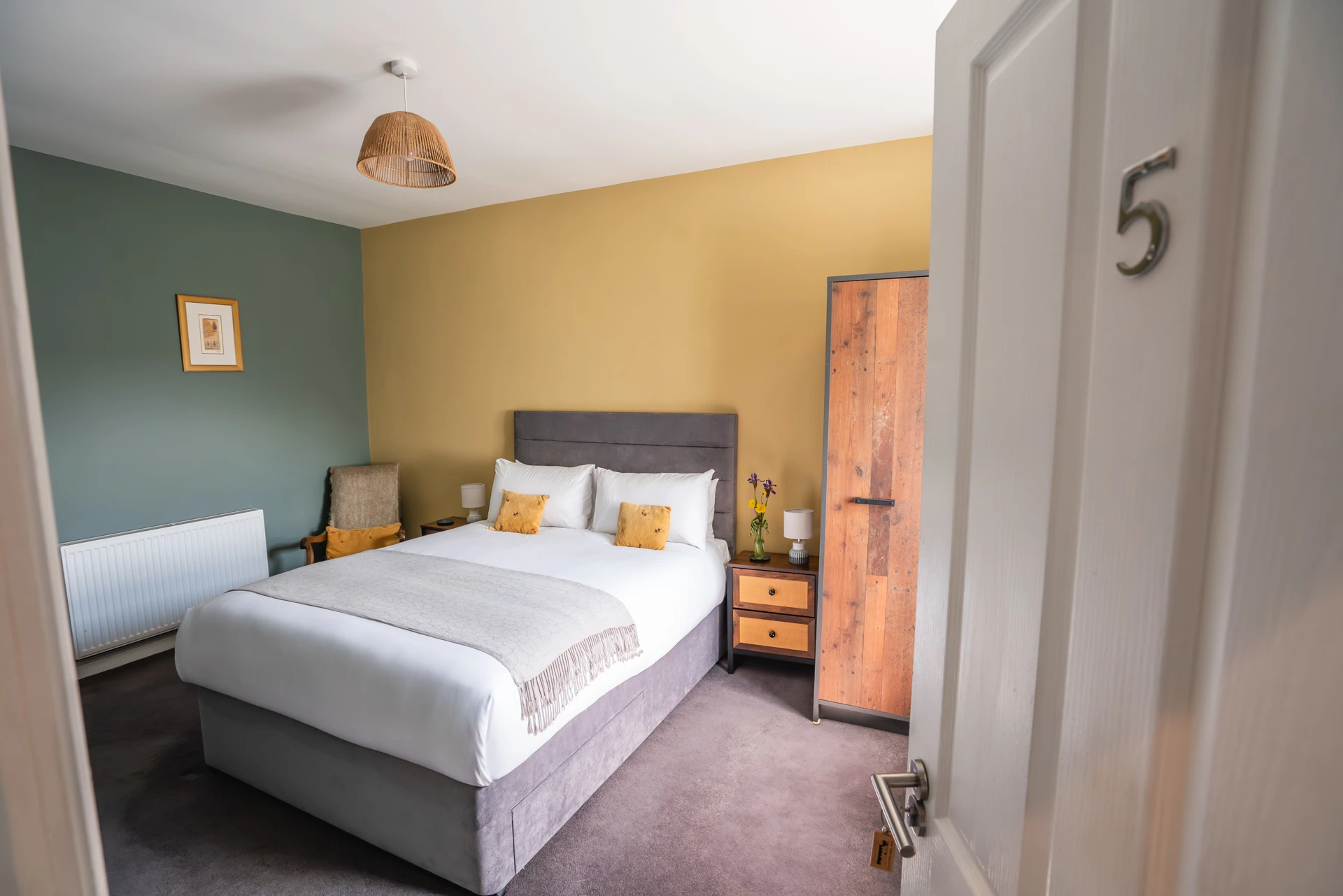 26 05 Kilchrenan Inn Room 5 (Web Optimised) (C) Hannah Goldsmith 1